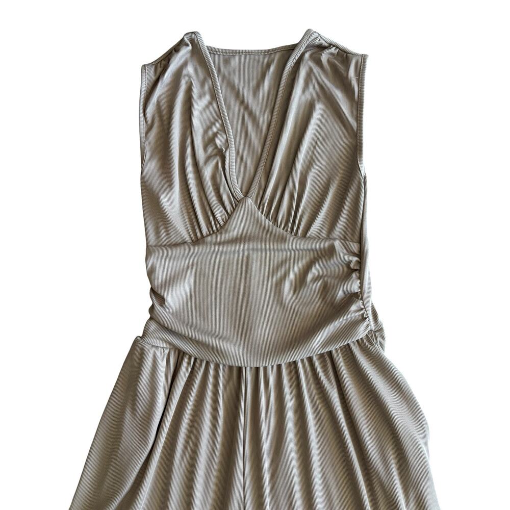 VIRAL RUCHED JUMPSUIT SIZE MEDIUM - Picture 3 of 6